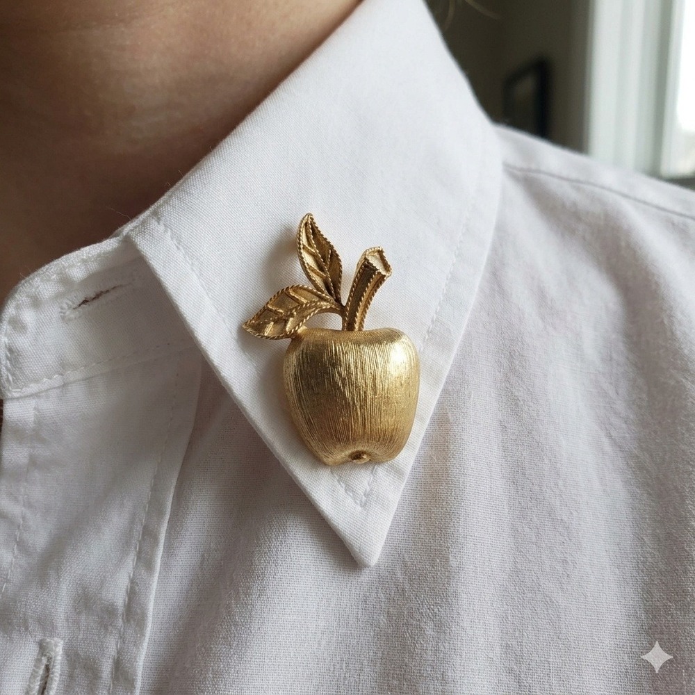 Vintage Avon Gold Tone Apple Brooch Brushed Satin Finish‎ Pin Fruit Cottagecore